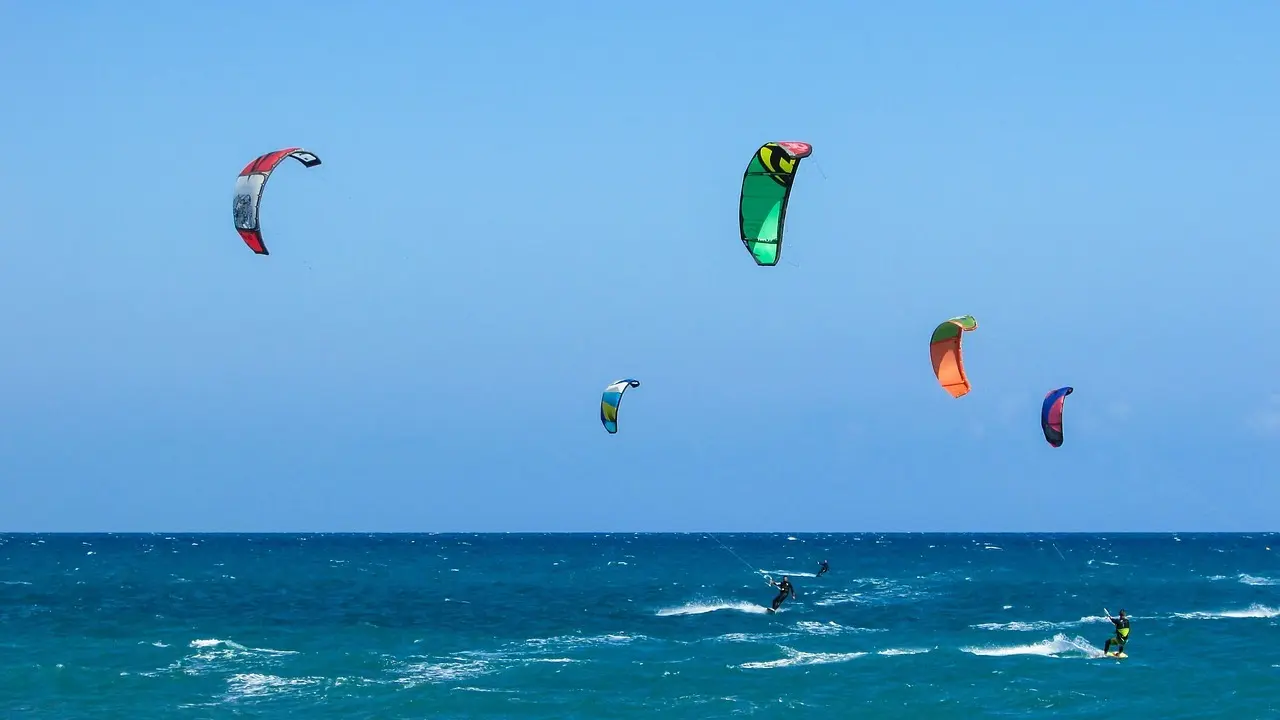 Kitesurfing i Hamata: vind, skoler og adgang til spots